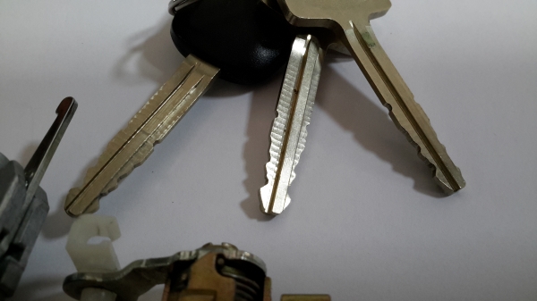 ขายชุดกุญแจรถ isuzu dmax ทั้งคันครบครับ ขายชุดกุญแจรถ isuzu dmax ทั้งคันครบครับ