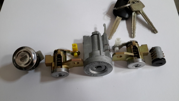 ขายชุดกุญแจรถ isuzu dmax ทั้งคันครบครับ ขายชุดกุญแจรถ isuzu dmax ทั้งคันครบครับ