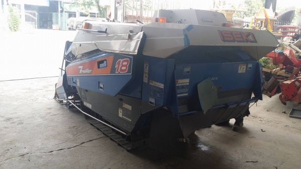 รถเกี่ยวข้าวพร้อมนวดข้าวในตัว แบบนั่งขับ เก่าญี่ปุ่น  ISEKI  รุ่น FRONTIER 18 เกี่ยวข้าว 2 แถว เครื่องยนต์ 3 สูบดีเซล