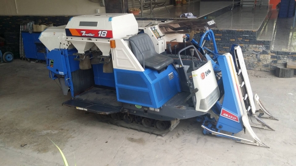 รถเกี่ยวข้าวพร้อมนวดข้าวในตัว แบบนั่งขับ เก่าญี่ปุ่น  ISEKI  รุ่น FRONTIER 18 เกี่ยวข้าว 2 แถว เครื่องยนต์ 3 สูบดีเซล