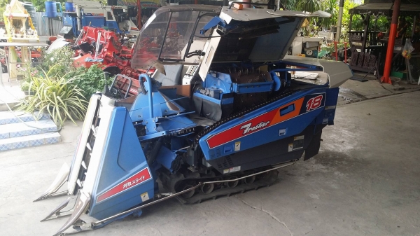 รถเกี่ยวข้าวพร้อมนวดข้าวในตัว แบบนั่งขับ เก่าญี่ปุ่น  ISEKI  รุ่น FRONTIER 18 เกี่ยวข้าว 2 แถว เครื่องยนต์ 3 สูบดีเซล
