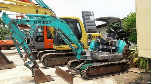 ขาย KOBELCO  SK 035 เก่าญี่ปุ่น  สภาพสวย  เครื่องปั๊มดี  สนใจโทร  089-3818694 ดวงนภา
