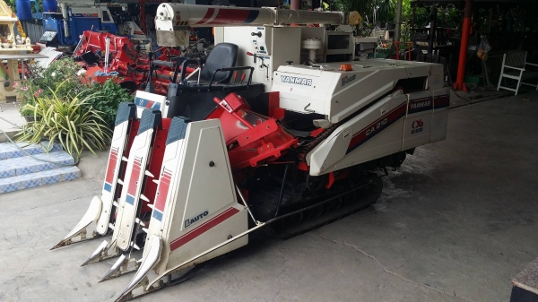 รถเกี่ยวข้าวพร้อมนวดข้าวในตัว แบบนั่งขับ เก่าญี่ปุ่น  YANMAR รุ่น  CA210 เกี่ยวข้าว 3 แถว มีท่อส่งข้าว มีถังอุ้มข้าว สภาพสวย