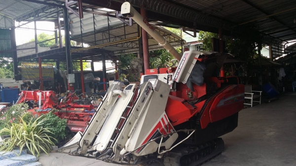 รถเกี่ยวข้าวพร้อมนวดข้าวในตัว แบบนั่งขับ เก่าญี่ปุ่น  MITSUBISHI รุ่น MC24G เกี่ยวข้าว 3 แถว มีท่อส่งข้าว มีชุดเกี่ยวข้าวล้ม