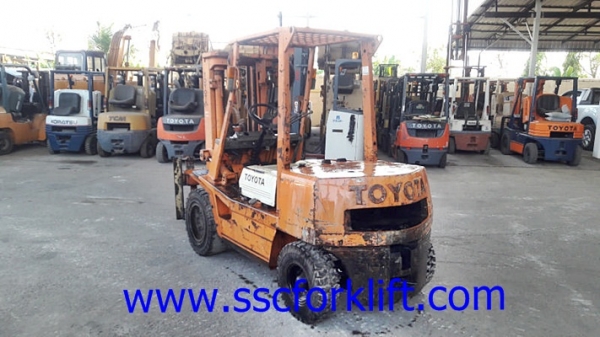 ขายรถยก TOYOTA 4FD30 เสาเข้าตู้