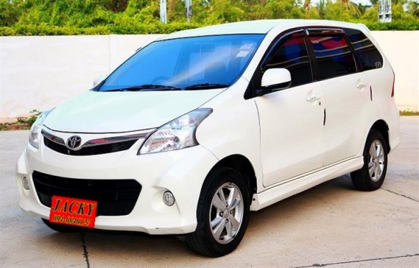 TOYOTA AVANZA 1.5S AT สีขาว ปี2012
