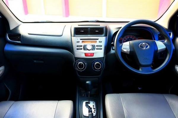 TOYOTA AVANZA 1.5S AT สีขาว ปี2012