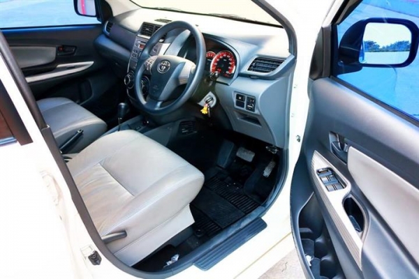 TOYOTA AVANZA 1.5S AT สีขาว ปี2012