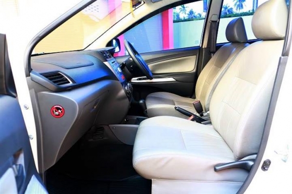 TOYOTA AVANZA 1.5S AT สีขาว ปี2012