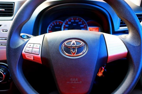 TOYOTA AVANZA 1.5S AT สีขาว ปี2012