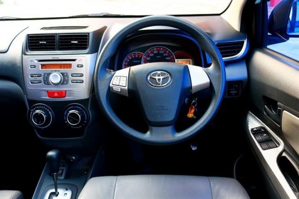 TOYOTA AVANZA 1.5S AT สีขาว ปี2012