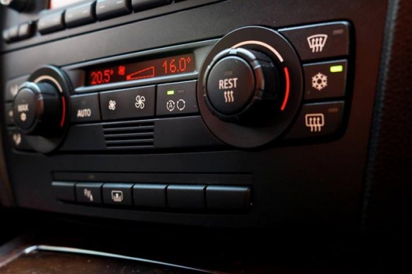 BMW 320i E90 2.0 SE AT สีดำ ปี2009