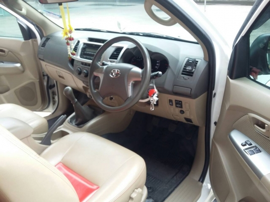 toyota vigo preruner 3.0G สีขาว ปี 2012