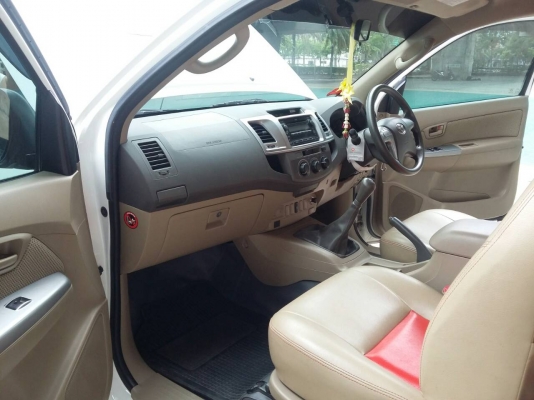 toyota vigo preruner 3.0G สีขาว ปี 2012