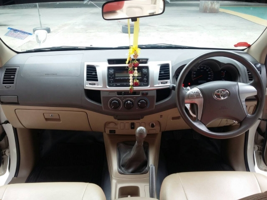 toyota vigo preruner 3.0G สีขาว ปี 2012