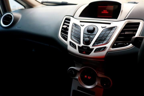 Ford Fiesta 1.6 Sport AT สีบรอนซ์เงิน ปี2011 Ford Fiesta 1.6 Sport AT สีบรอนซ์เงิน ปี2011