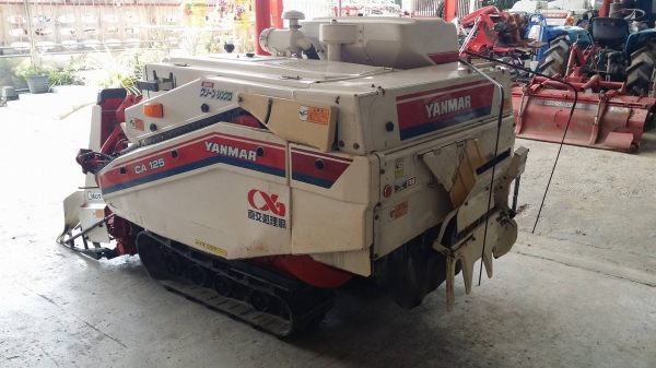 รถเกี่ยวข้าวพร้อมนวดข้าวในตัว แบบนั่งขับ เก่าญี่ปุ่น  YANMAR   รุ่น CA125 เกี่ยวข้าว 2 แถว สภาพสวย  เครื่องยนต์ดีเซล