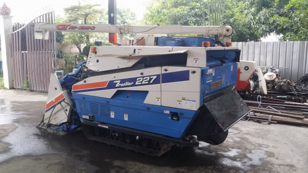 รถเกี่ยวข้าวพร้อมนวดข้าวในตัว แบบนั่งขับ เก่าญี่ปุ่น  ISEKI  รุ่น FRONTIER 227 เกี่ยวข้าว 3 แถว เครื่องยนต์ 3 สูบดีเซล