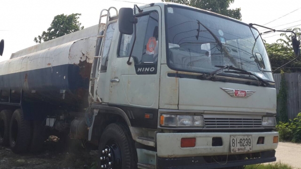 ขออนุญาติขาย รถน้ำ HINO195 สองเพลาเอกสารพร้อมโอน รถพร้อมใช้งานราคา 830000 สนใจติดต่อ  ช่างดำ  0853224877-0988930465