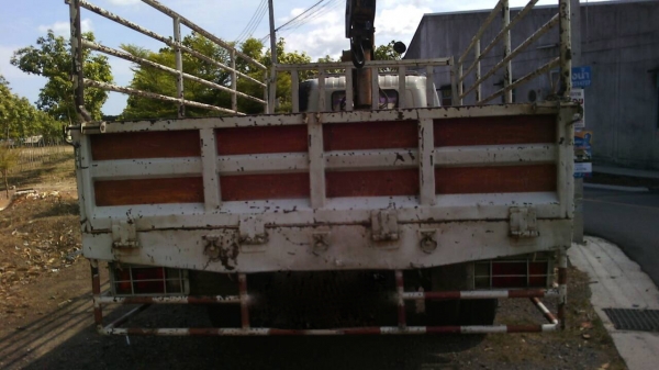 รถฮีโน่ 6 ล้อ ทูโถ้ , ( ติดเครน  3 ตัน. ) - 121 แรงม้า. ปี 48.  ( รถวิ่ง 12x,xxx กม. )     สนใจติดต่อ  081 - 6079515