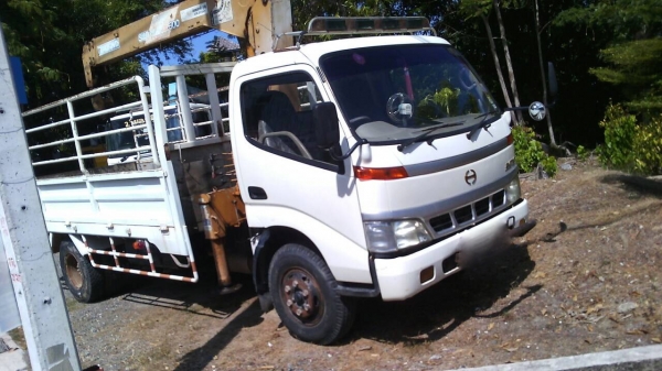 รถฮีโน่ 6 ล้อ ทูโถ้ , ( ติดเครน  3 ตัน. ) - 121 แรงม้า. ปี 48.  ( รถวิ่ง 12x,xxx กม. )     สนใจติดต่อ  081 - 6079515