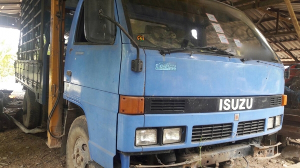 รถอีซูซุ 6 ล้อ NPR ติดเครน 3 ตัน. 115 แรงม้า.    สนใจติดต่อ  081 - 6079515