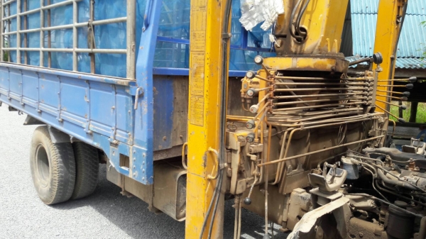 รถอีซูซุ 6 ล้อ NPR ติดเครน 3 ตัน. 115 แรงม้า.    สนใจติดต่อ  081 - 6079515