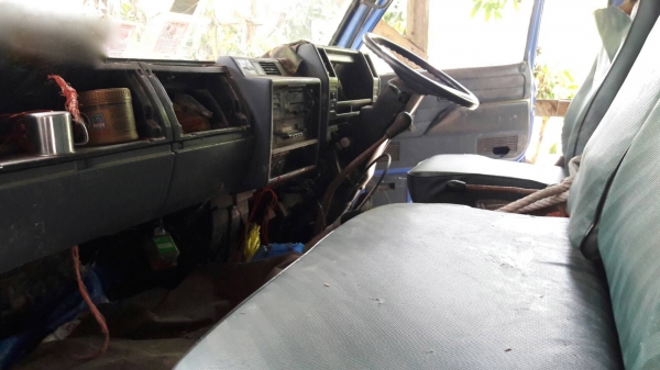 รถอีซูซุ 6 ล้อ NPR ติดเครน 3 ตัน. 115 แรงม้า.    สนใจติดต่อ  081 - 6079515