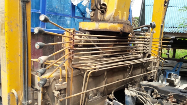 รถอีซูซุ 6 ล้อ NPR ติดเครน 3 ตัน. 115 แรงม้า.    สนใจติดต่อ  081 - 6079515