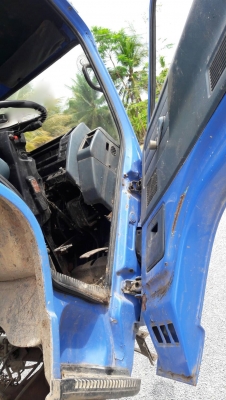 รถอีซูซุ 6 ล้อ NPR ติดเครน 3 ตัน. 115 แรงม้า.    สนใจติดต่อ  081 - 6079515