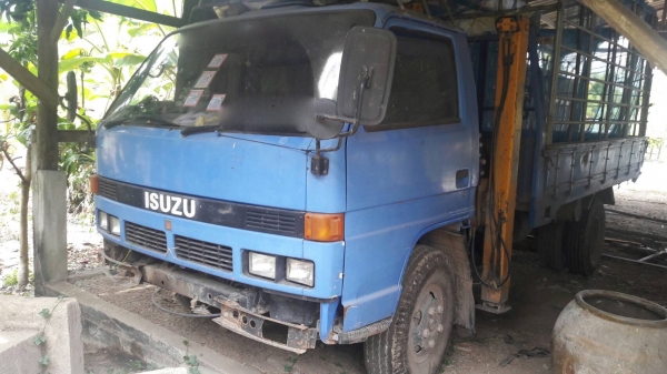 รถอีซูซุ 6 ล้อ NPR ติดเครน 3 ตัน. 115 แรงม้า.    สนใจติดต่อ  081 - 6079515