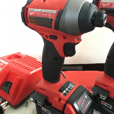 ชุดสว่านไร้แปรงถ่านมือ2 Milwaukee 2897-22 มีสว่านกระแทกและสว่านไขควง รุ่นใหม่ล่าสุด2016 แบ็ต5.0แอมป์