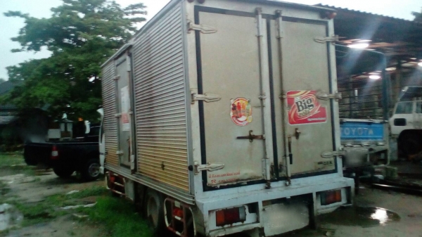 รถอีซูซุ 6 ล้อ ตู้แห้ง NKR 130 แรงม้า.  ปี 49.     สนใจติดต่อ  081 - 6079515