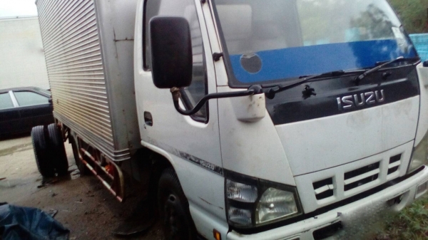 รถอีซูซุ 6 ล้อ ตู้แห้ง NKR 130 แรงม้า.  ปี 49.     สนใจติดต่อ  081 - 6079515