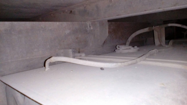 รถอีซูซุ 6 ล้อ ตู้แห้ง NKR 130 แรงม้า.  ปี 49.     สนใจติดต่อ  081 - 6079515