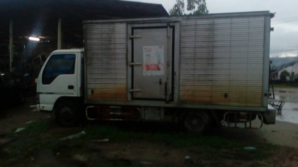 รถอีซูซุ 6 ล้อ ตู้แห้ง NKR 130 แรงม้า.  ปี 49.     สนใจติดต่อ  081 - 6079515