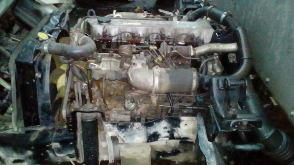 รถอีซูซุ 6 ล้อ ตู้แห้ง NKR 130 แรงม้า.  ปี 49.     สนใจติดต่อ  081 - 6079515