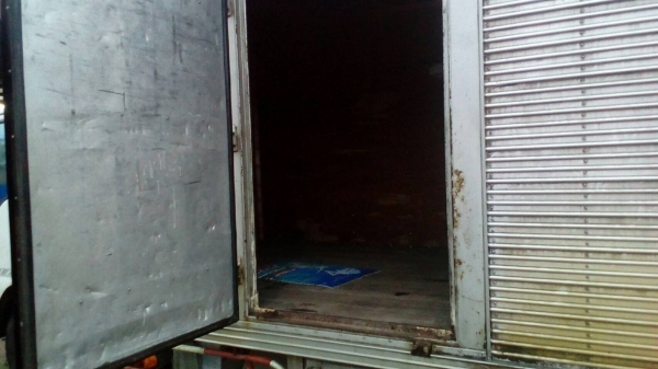 รถอีซูซุ 6 ล้อ ตู้แห้ง NKR 130 แรงม้า.  ปี 49.     สนใจติดต่อ  081 - 6079515