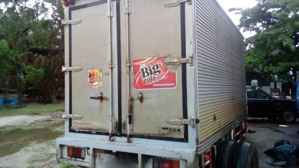 รถอีซูซุ 6 ล้อ ตู้แห้ง NKR 130 แรงม้า.  ปี 49.     สนใจติดต่อ  081 - 6079515