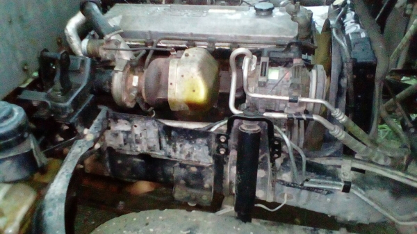 รถอีซูซุ 6 ล้อ ตู้แห้ง NKR 130 แรงม้า.  ปี 49.     สนใจติดต่อ  081 - 6079515