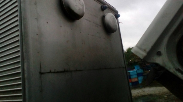 รถอีซูซุ 6 ล้อ ตู้แห้ง NKR 130 แรงม้า.  ปี 49.     สนใจติดต่อ  081 - 6079515