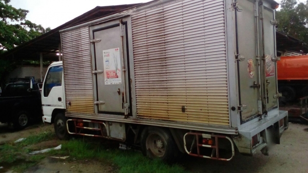 รถอีซูซุ 6 ล้อ ตู้แห้ง NKR 130 แรงม้า.  ปี 49.     สนใจติดต่อ  081 - 6079515