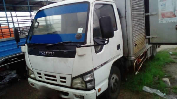 รถอีซูซุ 6 ล้อ ตู้แห้ง NKR 130 แรงม้า.  ปี 49.     สนใจติดต่อ  081 - 6079515