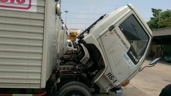 ขายหกล้อ HINO FB2W เครื่อง120 แรงม้า ตู้ยาว 5 เมตรมีลิฟท์หลัง