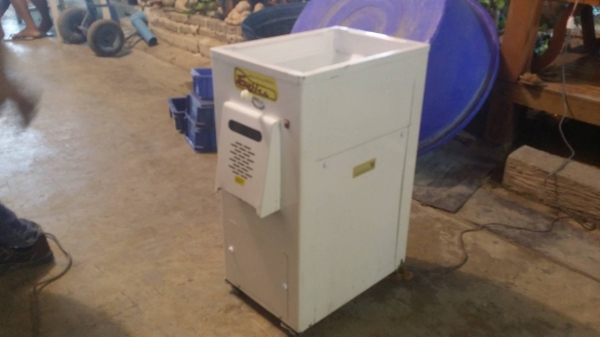 เครื่องแยกหิน TOXIKA เก่าญี่ปุ่น กำลังการผลิต 150 kg./ชม. สามรถแยกหินข้าวได้อย่างสะดวก รวดเร็ว