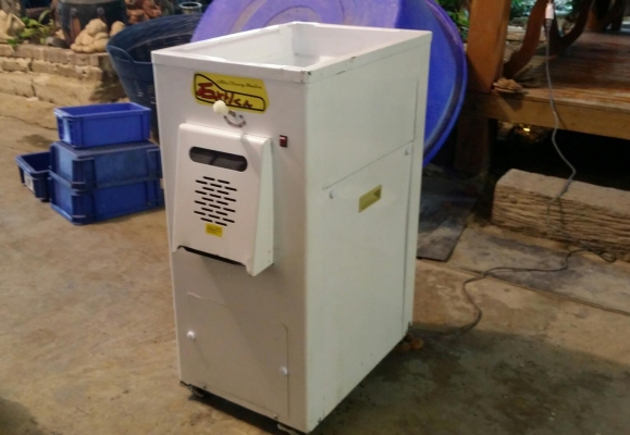 เครื่องแยกหิน TOXIKA เก่าญี่ปุ่น กำลังการผลิต 150 kg./ชม. สามรถแยกหินข้าวได้อย่างสะดวก รวดเร็ว