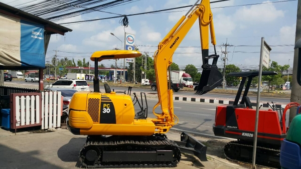 ขาย รถขุด KOMATSU รุ่น PC30-7-  มือสองญี่ปุ่น แทรกเหล็ก สลักแน่น ทั้งคัน คันนี้ เพิ่งมาใหม่ สวยพร้อมใช้งาน มือถือ/LINE ID : 0818753444