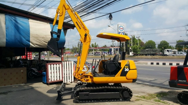 ขาย รถขุด KOMATSU รุ่น PC30-7-  มือสองญี่ปุ่น แทรกเหล็ก สลักแน่น ทั้งคัน คันนี้ เพิ่งมาใหม่ สวยพร้อมใช้งาน มือถือ/LINE ID : 0818753444