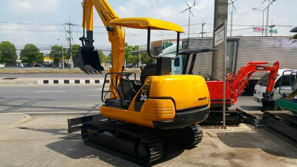 ขาย รถขุด KOMATSU รุ่น PC30-7-  มือสองญี่ปุ่น แทรกเหล็ก สลักแน่น ทั้งคัน คันนี้ เพิ่งมาใหม่ สวยพร้อมใช้งาน มือถือ/LINE ID : 0818753444