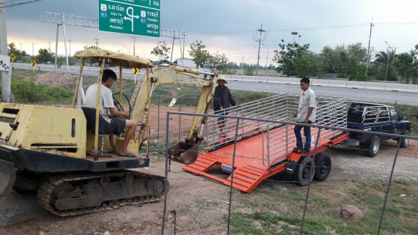 ขอบคุณลูกค้า บ้านโป่ง ราชบุรีมากครับ เอาพ่วงลากมาใส่ รถขุด แบคโฮ เล็กเราไปใช้